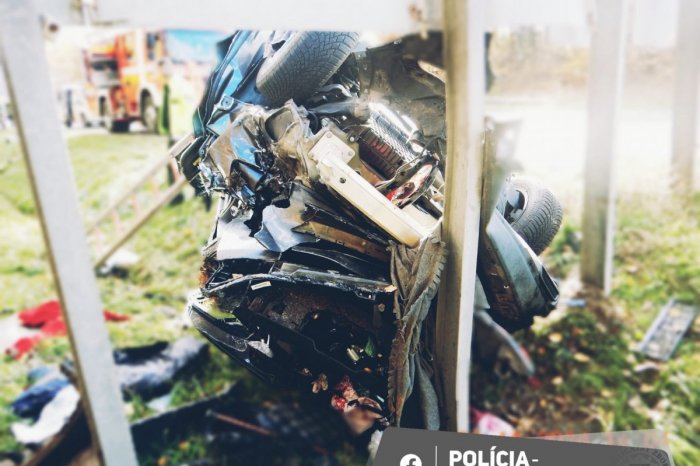 Ilustračný obrázok k článku DESIVÝ pohľad: Auto na R2 skončilo na ŠROT, vodič aj spolujazdkyňa v nemocnici, FOTO