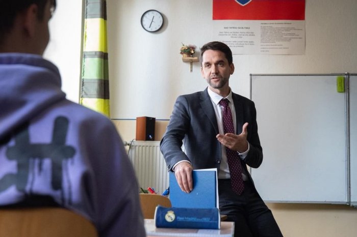 Ilustračný obrázok k článku Lunter sa predstavil v NETRADIČNEJ úlohe: ODUČIL hodinu na strednej škole