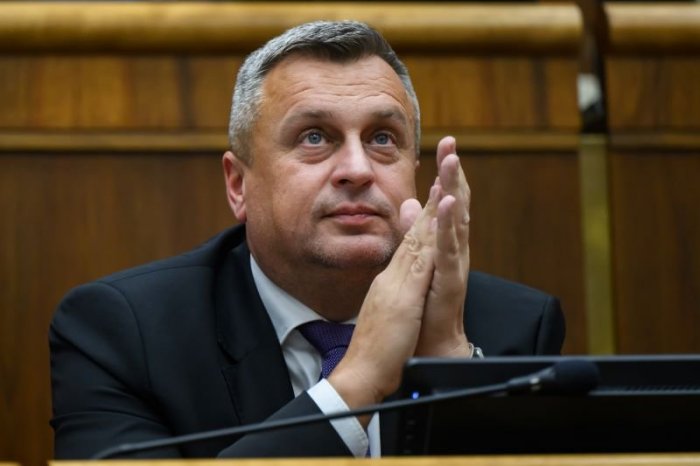 Ilustračný obrázok k článku Danko sa VZDÁVA nároku! SNS do funkcie predsedu parlamentu PODPORÍ kandidáta Hlasu