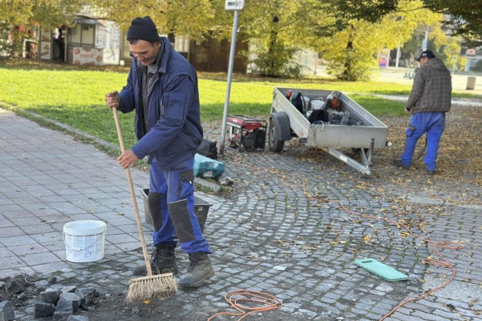 Ilustračný obrázok k článku O Bystricu sa starajú aj ZNEVÝHODNENÍ: Pomáhajú s ČISTOTOU a ÚPRAVAMI v meste, FOTO