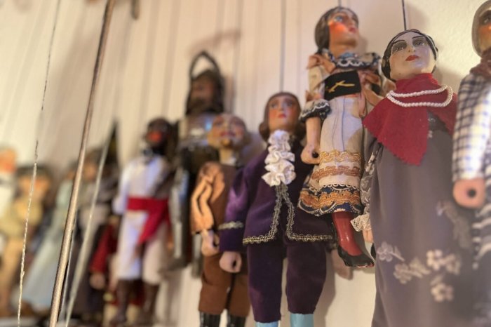 Ilustračný obrázok k článku UNIKÁTNY zážitok v srdci Slovenska: V oknách budov ožijú BÁBKY a nielen to