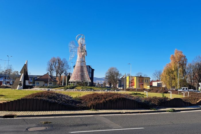 Ilustračný obrázok k článku Impozantný anjel už priletel do Popradu: Počasie na jeho príchod vyšlo dokonale, FOTO