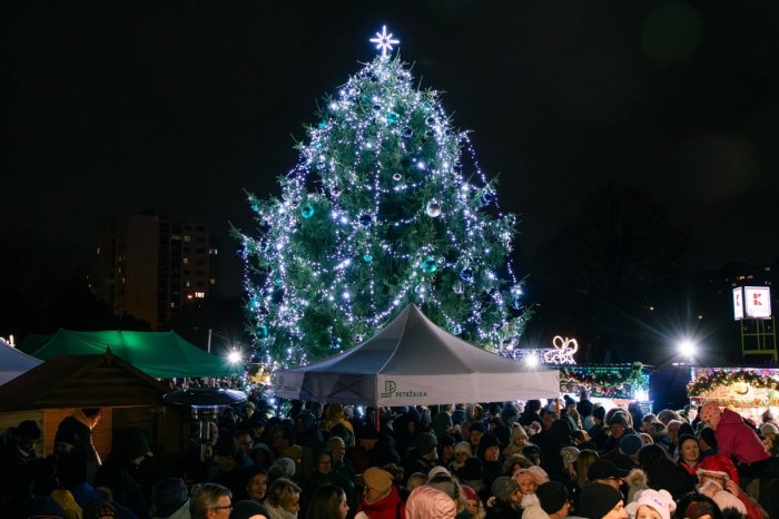 Ilustračný obrázok k článku ČO prinesú Vianoce v Petržalke? Tešte sa na trhy, rozsvietenie stromčeka aj NOVINKY