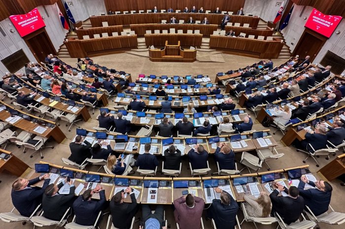 Ilustračný obrázok k článku Nový PRIESKUM prekvapil: PS tesne predbehlo Smer! Republika stúpa a Danko MIMO parlamentu