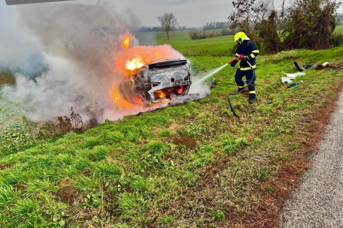 Ilustračný obrázok k článku Auto ZHORELO, vodič z neho stihol UJSŤ