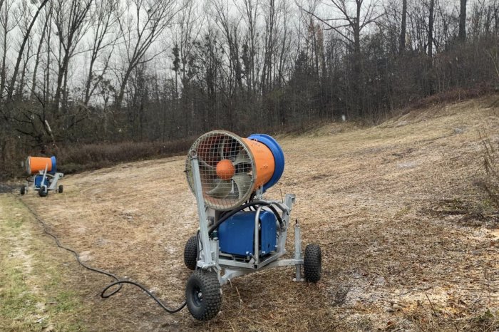 Ilustračný obrázok k článku Prípravy na ZIMU vrcholia: Na bystrickom kúpalisku už chystajú ZASNEŽOVANIE, FOTO