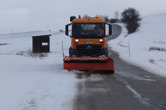 Ilustračný obrázok k článku Pomohlo to? Cestári tvrdia, že mechanizmy vo štvrtok prepluhovali 2-tisíc kilometrov ciest