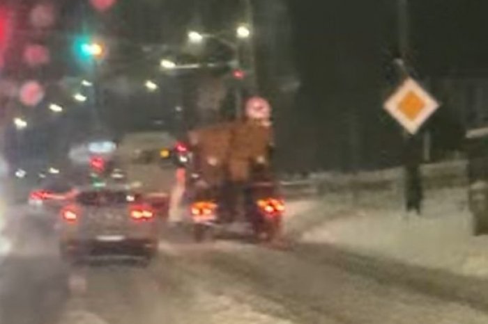 Ilustračný obrázok k článku Vodičov PREKVAPIL cestár so zdvihnutou radlicou: Prečo NEODHŔŇAL zasneženú cestu?