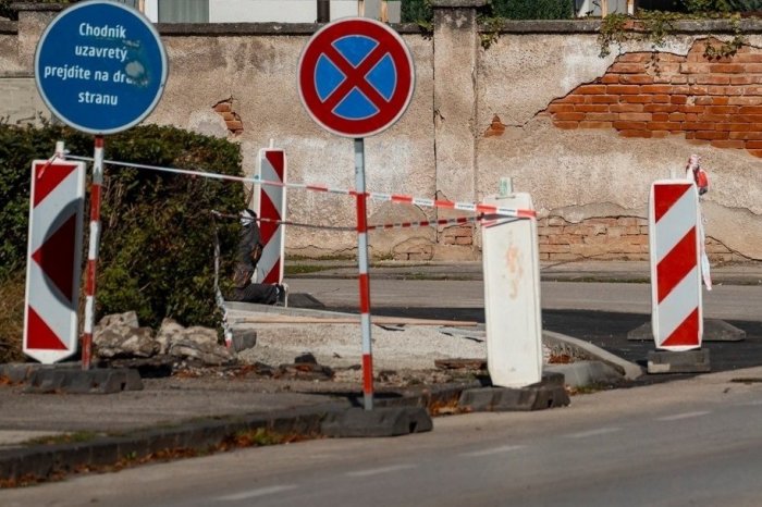 Ilustračný obrázok k článku Chodníky na jednej z križovatiek sú dočasne UZAVRETÉ: Otvoria ich až pred VIANOCAMI