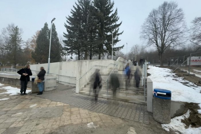 Ilustračný obrázok k článku Pôvodné schodisko UZAVRELI: Do nemocnice sa dostanete už len NOVÝM vstupom, FOTO