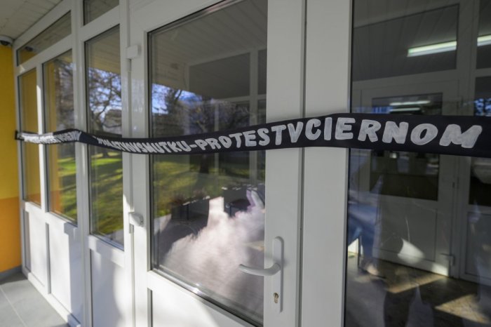 Ilustračný obrázok k článku Tichý PROTEST v Prešove: V škole sú učitelia v čiernom a žiakov informujú, čo sa deje