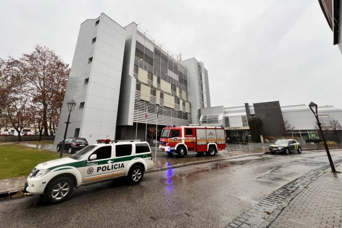 Ilustračný obrázok k článku Bombová hrozba zasiahla aj Trnavskú univerzitu: Budovy museli EVAKUOVAŤ