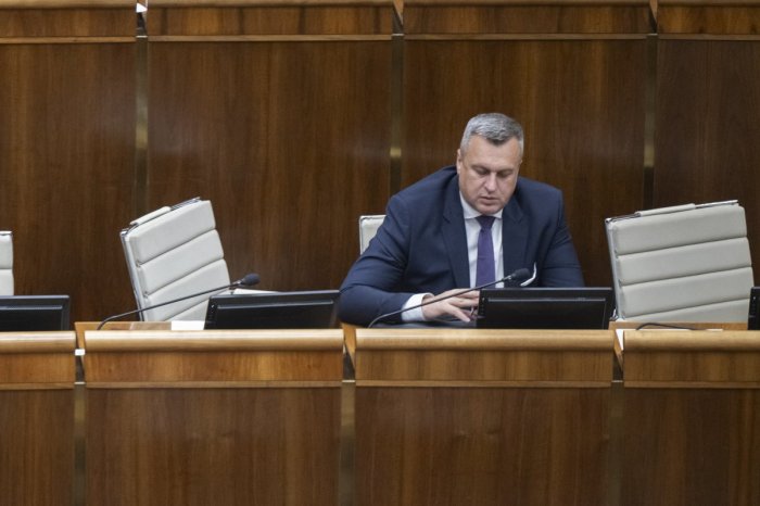 Ilustračný obrázok k článku Danko v parlamente ODMIETOL fúkať! Redaktorku obvinil, že PIJE ona sama