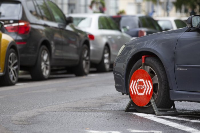 Ilustračný obrázok k článku Zostal ako OBARENÝ! Mladík pomáhal zranenej seniorke, musel zaplatiť POKUTU za parkovanie