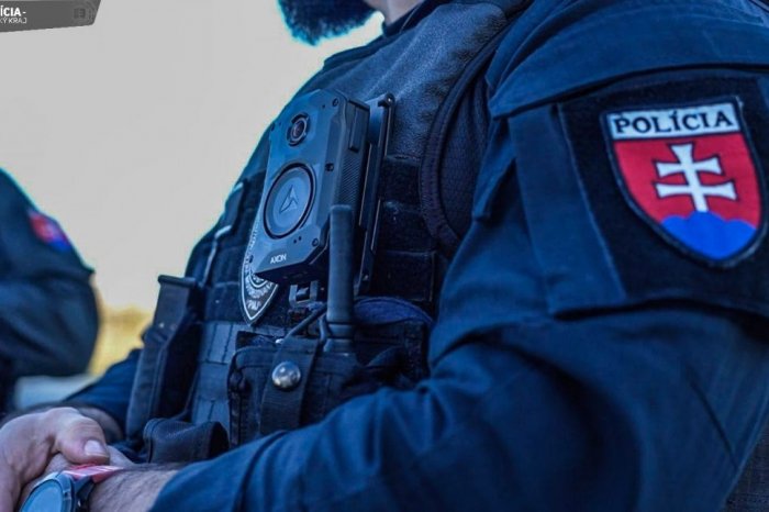 Ilustračný obrázok k článku NOVINKA v Banskobystrickom kraji: Policajti si na vás posvietia už aj TELOVÝMI kamerami