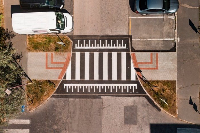 Ilustračný obrázok k článku Trnava chce zvýšiť bezpečnosť chodcov: Na Tehelnej vznikli vyvýšené pevné spomaľovače