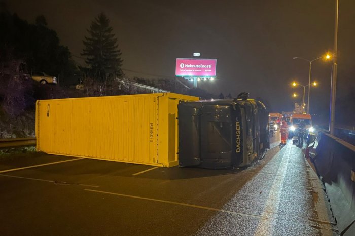Ilustračný obrázok k článku Komplikácie na D2 z Bratislavy do Malaciek: PREVRÁTENÝ kamión! FOTO