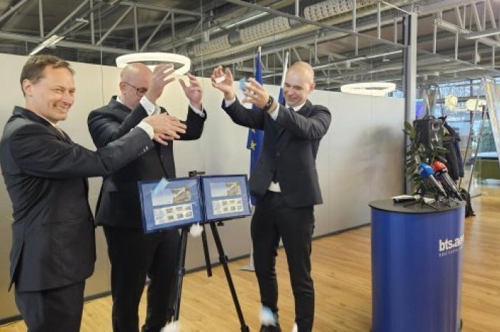 Ilustračný obrázok k článku Bratislavské letisko oslavuje 20. výročie samostatnej éry. Vydalo unikátne poštové známky