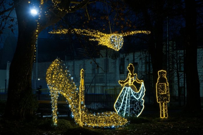 Ilustračný obrázok k článku To je NÁDHERA: V meste pribudli NOVÉ vianočné ozdoby na štýl Popolušky, FOTO