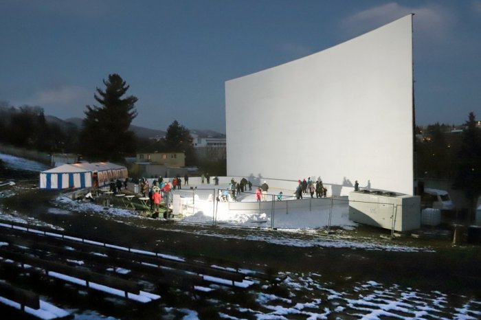 Ilustračný obrázok k článku Zimná ATRAKCIA láka malých aj veľkých: Amfiteáter sa zmenil na klzisko, FOTO