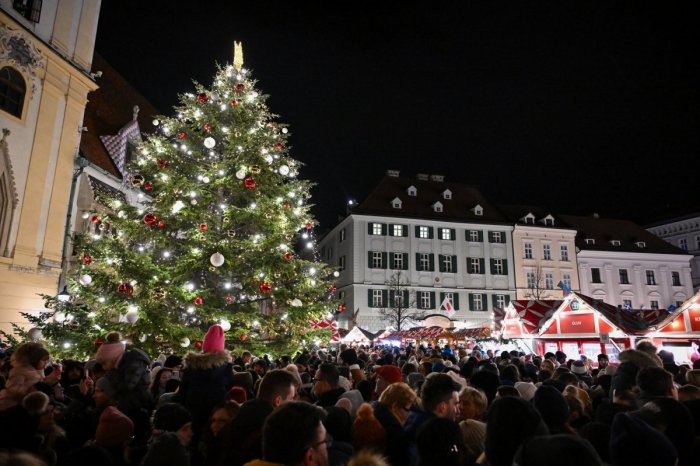 Vianočný stromček na Hlavnom námestí v Bratislave