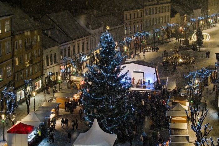 Vianočný stromček na Mierovom námestí v Trenčíne