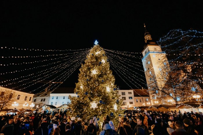 Vianočný stromček na Trojičnom námestí v Trnave