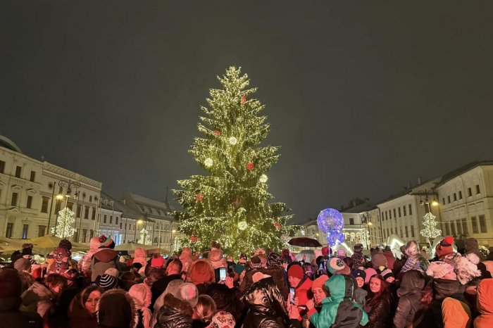 Vianočný stromček na Námestí SNP v Banskej Bystrici