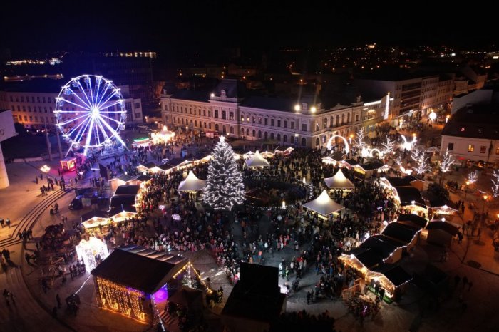 Vianočný stromček na Svätoplukovom námestí v Nitre