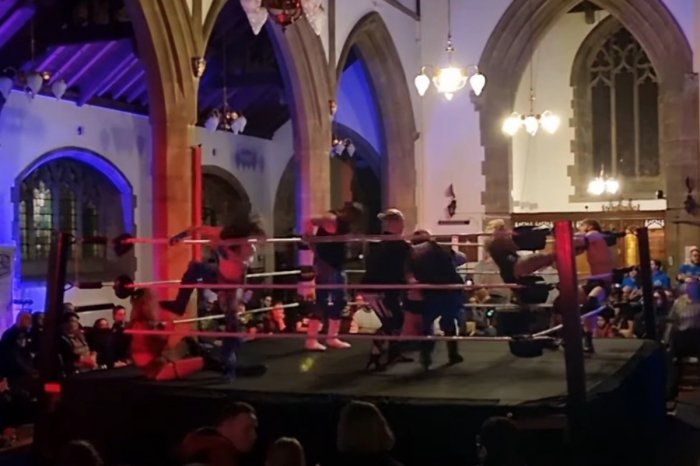 Ilustračný obrázok k článku Do kostola lákajú KURIÓZNYM spôsobnom: Bohoslužby spojili so ZÁPASMI wrestlingu