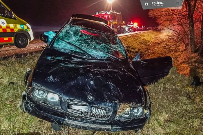 Ilustračný obrázok k článku Tragická nehoda v Michalovciach: Mladý spolujazdec neprežil náraz do priekopy