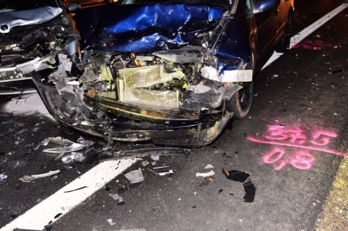 Ilustračný obrázok k článku Rýchlostná cesta R2 bola NEPREJAZDNÁ: Po zrážke VIACERÝCH áut hlásia aj MŔTVYCH, FOTO