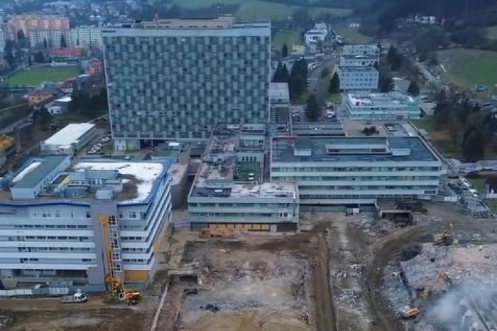 Ilustračný obrázok k článku Areál nemocnice sa zmenil na NEPOZNANIE: Dron zachytil BÚRACIE práce na VIDEO