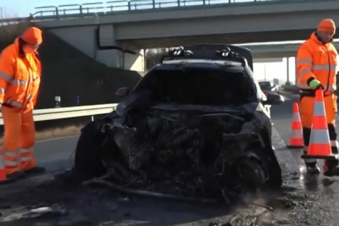 Ilustračný obrázok k článku HOROR na trase z Košíc do Prešova: Auto na diaľnici začalo HORIEŤ, ostal z neho vrak