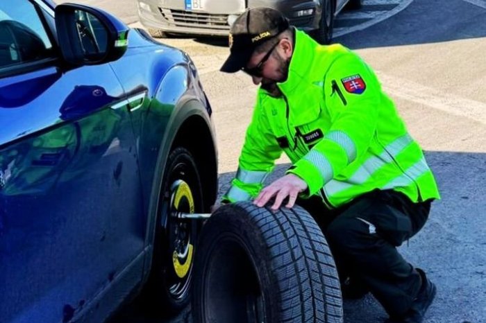Ilustračný obrázok k článku Policajti POMOHLI v núdzi: Aby sprejazdnili cestu, vysúkali si rukávy, FOTO