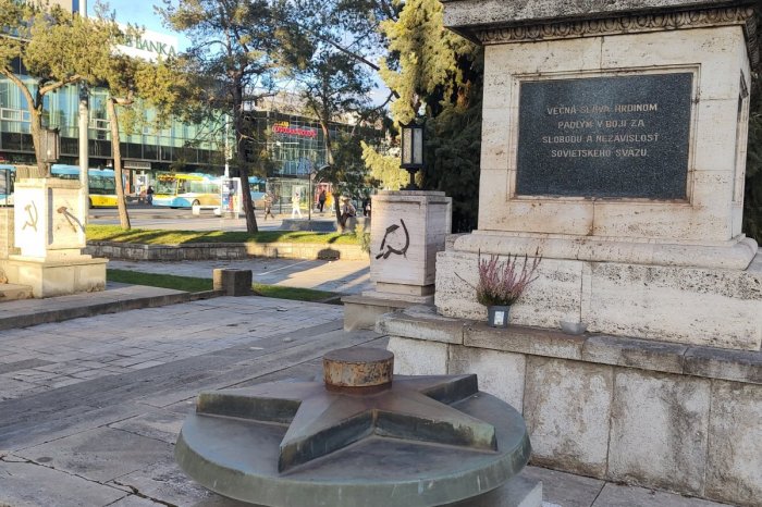 Ilustračný obrázok k článku Už sa to opakuje: Na námestí v Košiciach opäť niekto POŠKODIL pamätník sovietskych vojakov