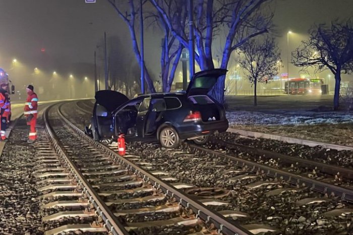 Ilustračný obrázok k článku Tragický záver roka: Vodič prešiel cez stredový ostrovček a zastal, nepodarilo sa ho oživiť