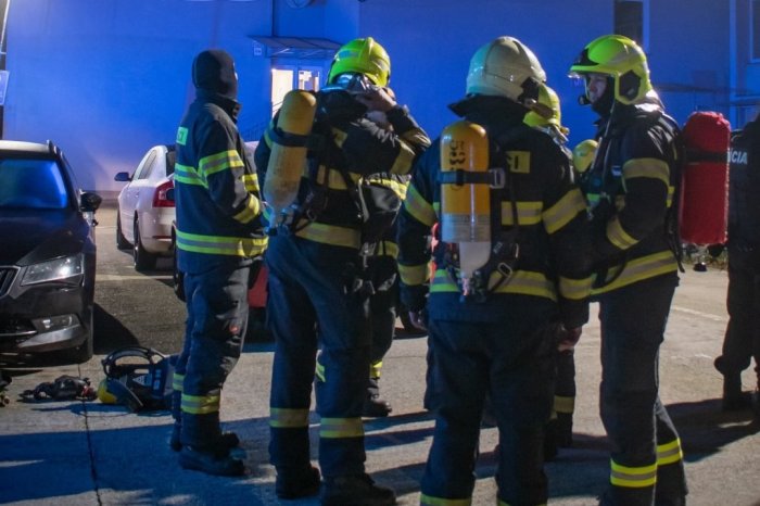 Ilustračný obrázok k článku TRAGICKÉ následky požiaru bytového domu: Desiatky ľudí EVAKUOVALI, muža našli MŔTVEHO