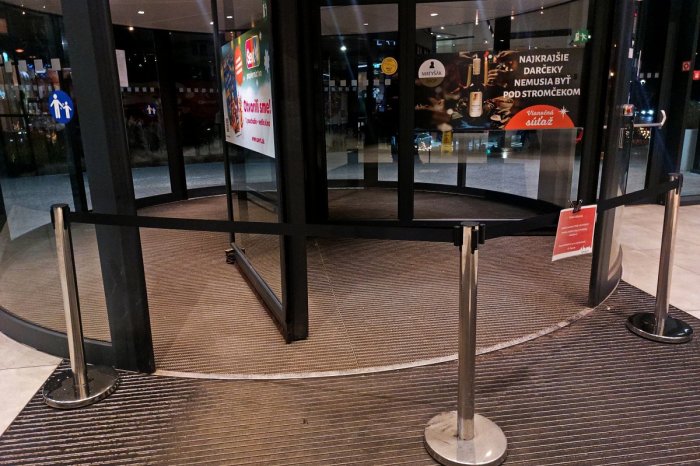 Ilustračný obrázok k článku Zatvorené prešovské obchodné centrum?! Dnu sa tam takto teraz NEDOSTANEME, FOTO