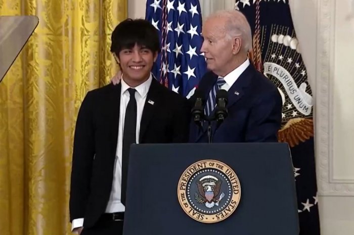 Ilustračný obrázok k článku Bidenov ďalší TRAPAS: Chlapcovi spieval k narodeninám, ZABUDOL jeho meno!