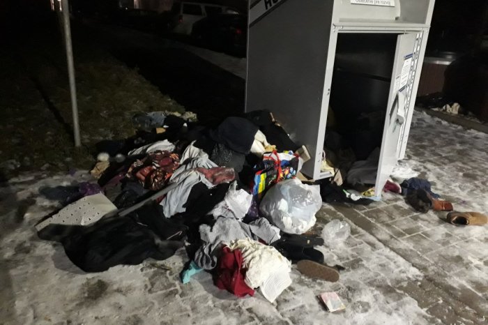 Ilustračný obrázok k článku Stredoslovenské mesto čelí VANDALOM: Kontajnery na textil berú ÚTOKOM, FOTO