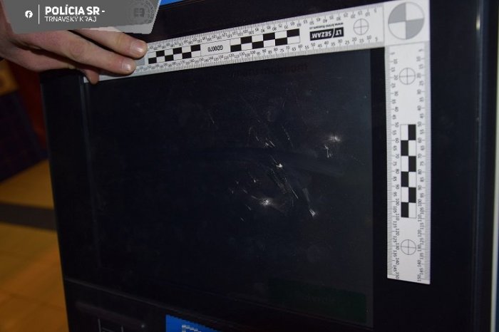 Ilustračný obrázok k článku Muž v Trnave KAMEŇOM poškodil tri bankomaty! Zasiahol BÝVALÝ policajt