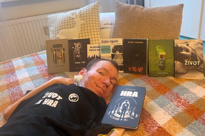 Ilustračný obrázok k článku Úžasné odhodlanie hendikepovaného Michala: Na VIDEU ukázal, ako píše knihy bradou