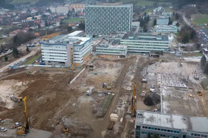 Ilustračný obrázok k článku Mesiace prác zachytené v jednom VIDEU: Takto vyzerá BÚRANIE nemocnice