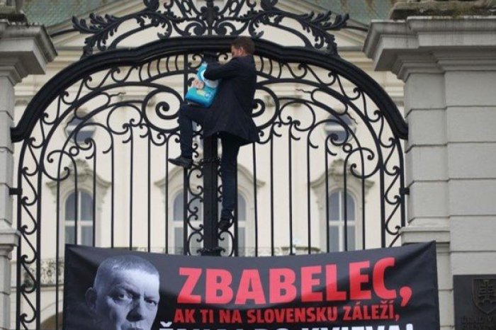 Ilustračný obrázok k článku Matovič na bránu zavesil PLIENKY: Ak je Fico pokakaný, nech sa prebalí a ide do Kyjeva