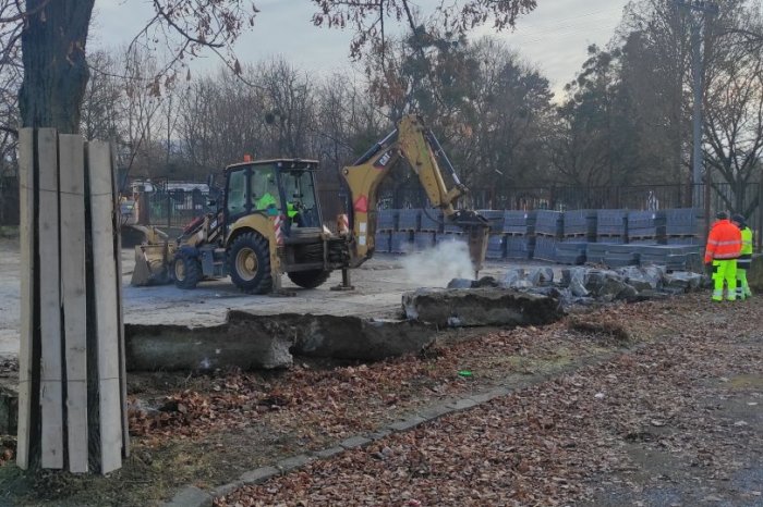 Ilustračný obrázok k článku Vznikne tam 134 miest: TAKTO prebiehajú práce na vyťaženom parkovisku pri nemocnici