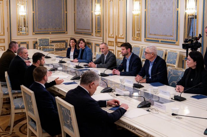 Ilustračný obrázok k článku Fico obvinil politikov PS, že Zelenskému SĽÚBILI prítomnosť našich vojakov na území Ukrajiny