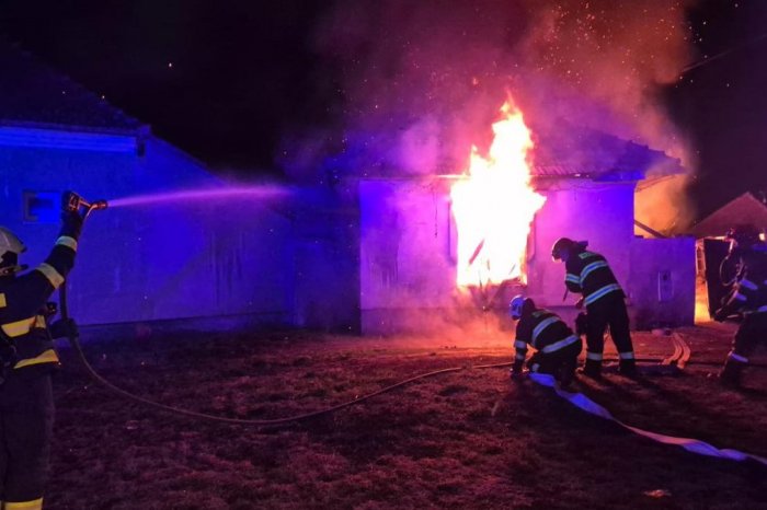 Ilustračný obrázok k článku HROZIVÉ následky POŽIARU domu: V rukách ZÁCHRANÁROV skončila jedna osoba