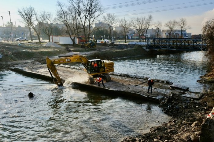 Ilustračný obrázok k článku Modernizácia mosta na Hradskej ulici POKRAČUJE: Uprostred Malého Dunaja stál bager