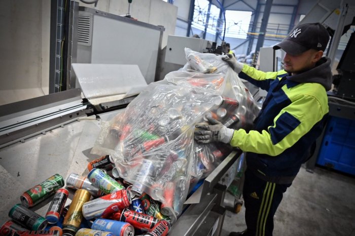 Ilustračný obrázok k článku Správca zálohového systému má NOVÝ medzisklad: Prínosom sú aj pracovné miesta, FOTO